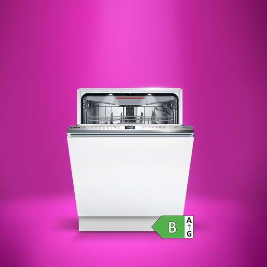 Weißer Bosch Geschirrspüler vor magentafarbenem Hintergrund mit sichtbarem Innenraum. Unten rechts ist das EU-Energielabel mit Effizienzklasse B abgebildet.