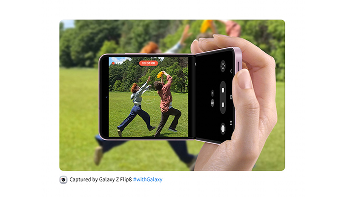 Person fotografiert mit dem Galaxy Z Flip8 im Flex-Modus Kinder bei einer Outdoor-Szene.