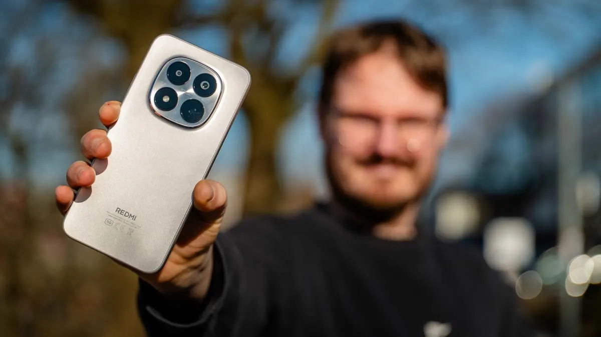 Michael hält das Xiaomi Redmi Note 15 Pro 5G mit der Rückseite nach vorn in die Kamera.