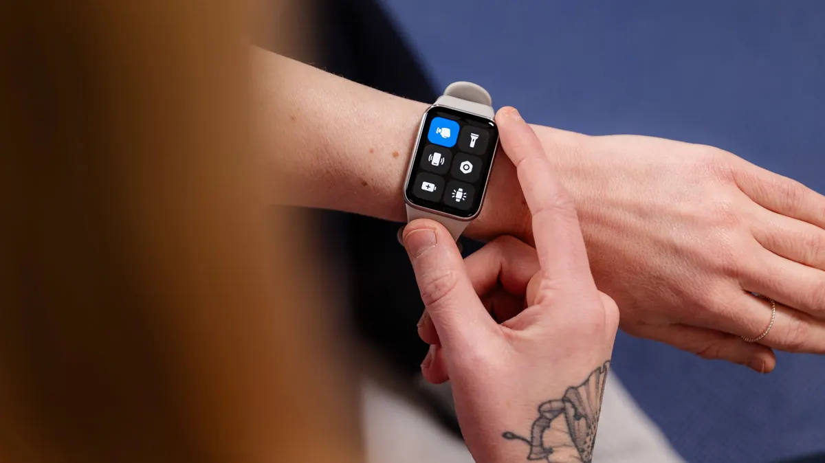 Franzi ruft die Schnelleinstellungen auf dem Xiaomi Smart Band 9 Pro auf.