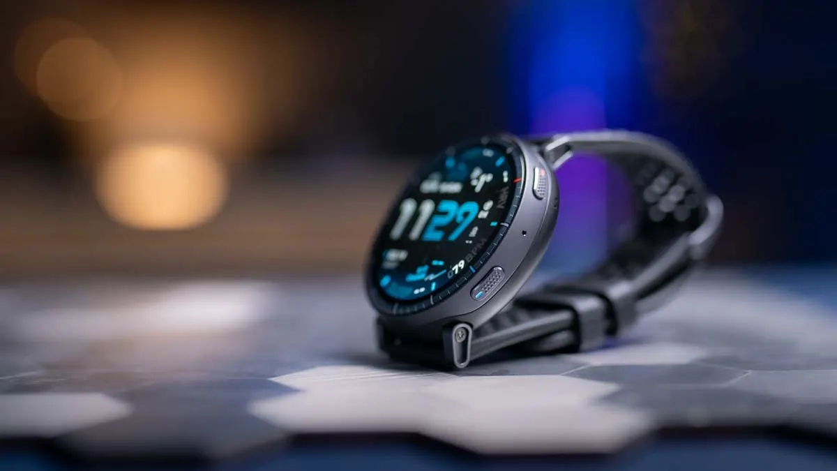 Die Amazfit Active Max liegt auf einem Tisch.