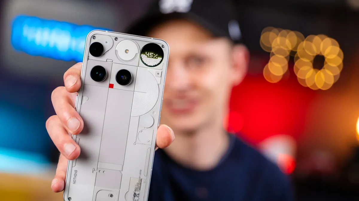 Alex hält das Nothing Phone (3) mit der Rückseite in die Kamera.
