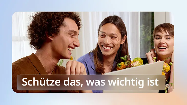 Drei lächelnde Personen mit Blumen vor weißem Vorhang und Fenster. Ein Textfeld sagt: "Schütze das, was wichtig ist".