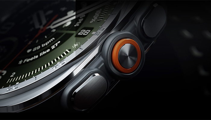 Samsung Galaxy Watch Ultra2 mit robustem Titangehäuse im Detail. Nahaufnahme von Lünette, Krone und Tasten auf dunklem Hintergrund.