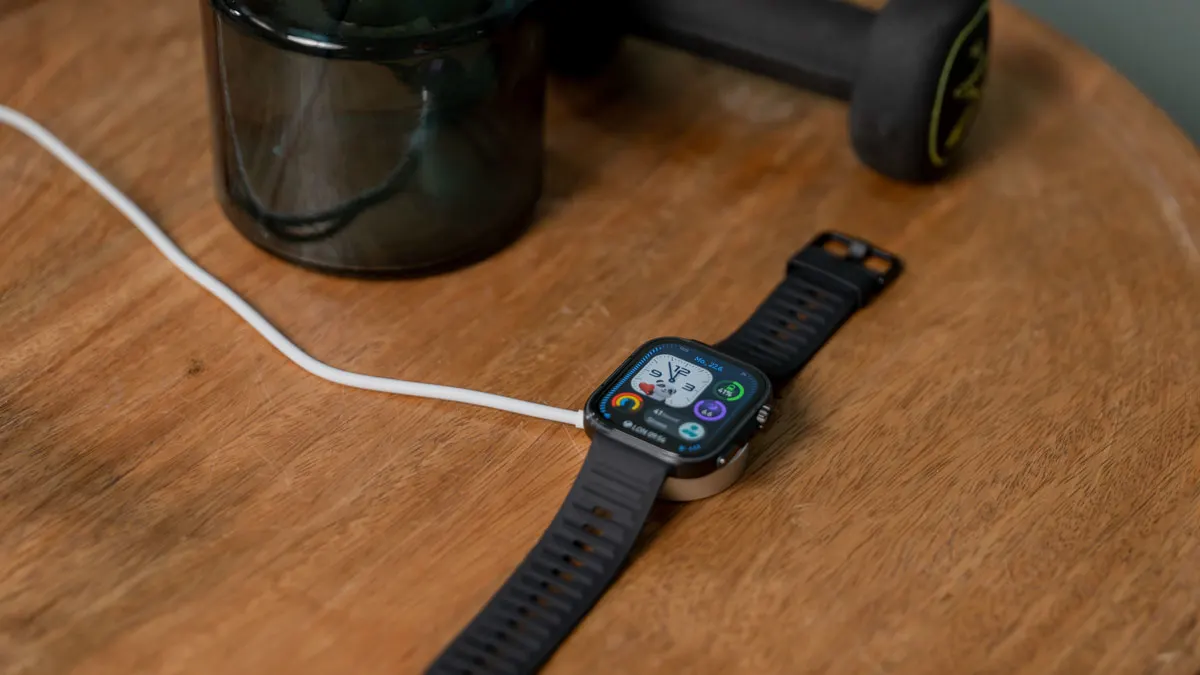 Die Huawei Watch Fit 5 Pro liegt auf ihrem Ladepad.