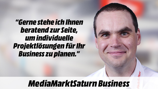 Ein Mann in einem hellen Hemd lächelt neben einem Zitat und dem Text "MediaMarktSaturn Business".