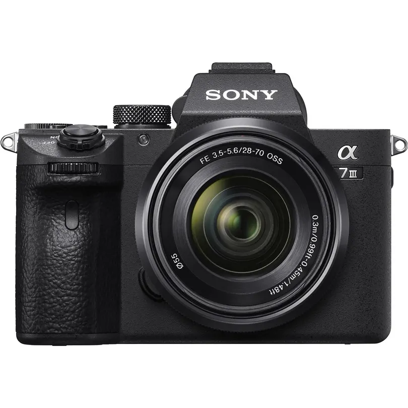 SONY Alpha 7 M3 KIT (ILCE-7M3K) + Tasche + Speicherkarte Systemkamera mit Objektiv 28-70 mm, 7,6 cm Display Touchscreen, WLAN Frontansicht der spiegellosen Vollformatkamera SONY Alpha 7 M3 KIT (ILCE-7M3K) mit montiertem FE 28–70 mm Zoomobjektiv und großem Handgriff.