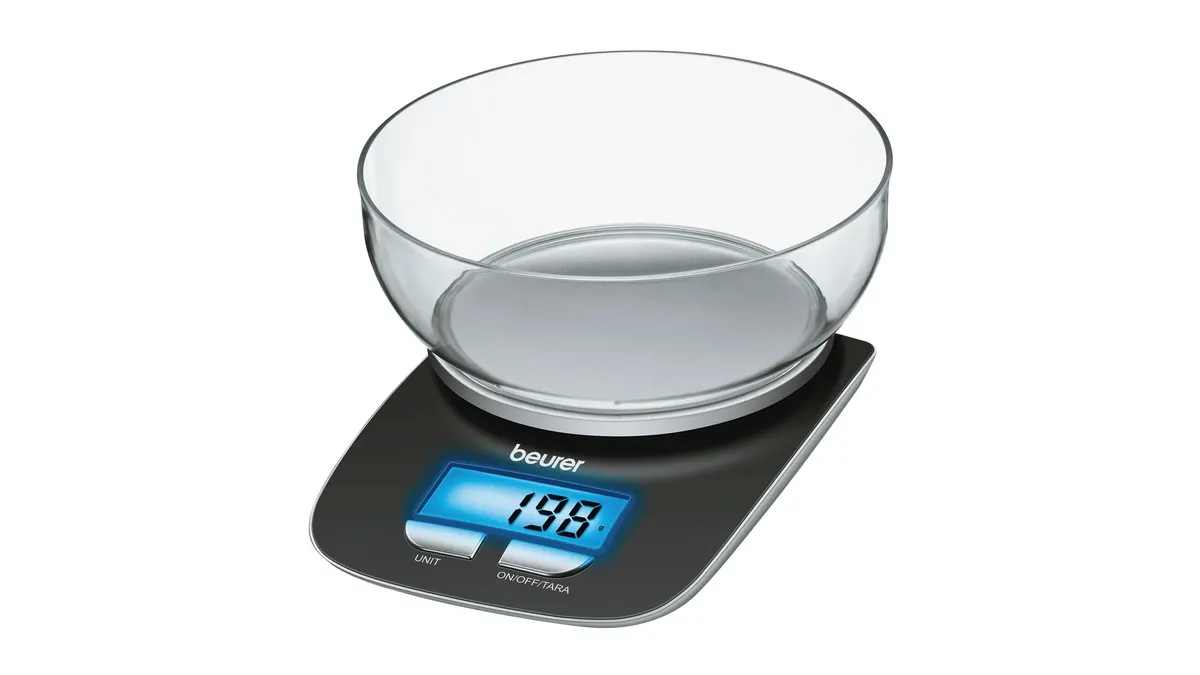 Die Küchenwaage Beurer KS 25 mit Wiegeschale vor einem weißen Hintergrund.