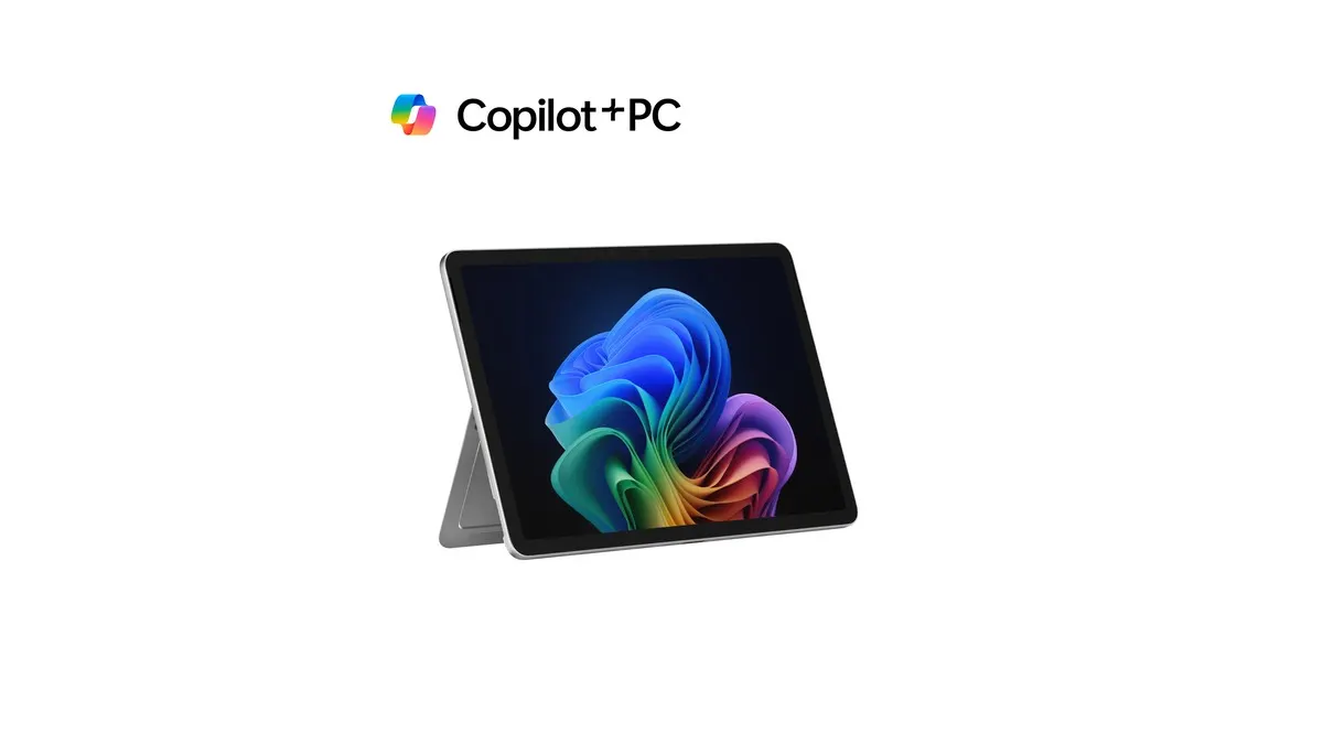 Das Convertible Microsoft Surface Pro 12 vor einem weißen Hintergrund.