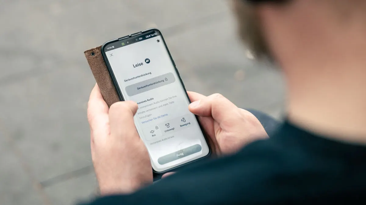 Andreas blickt auf die Bose-App, die verschiedene Modi zeigt.