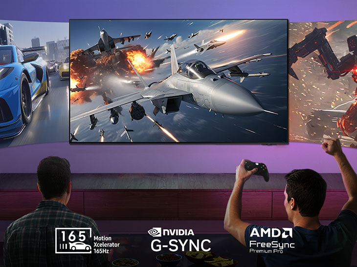 Zwei Personen spielen vor großem TV; eingeblendet sind Actionspiel, 165 Hz, NVIDIA G-SYNC und AMD FreeSync Premium Pro.