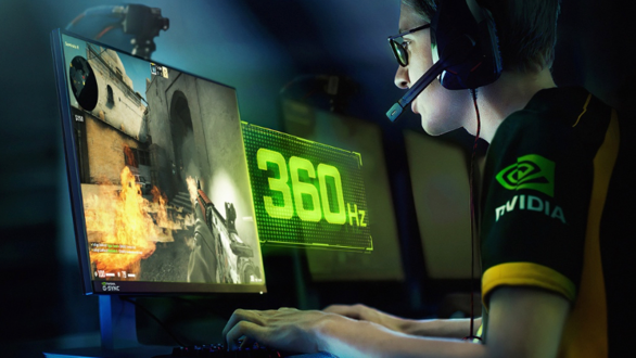 Ein Gamer mit Headset spielt ein Spiel auf einem Monitor; die Anzeige zeigt 360 Hz und das Nvidia-Logo ist sichtbar.