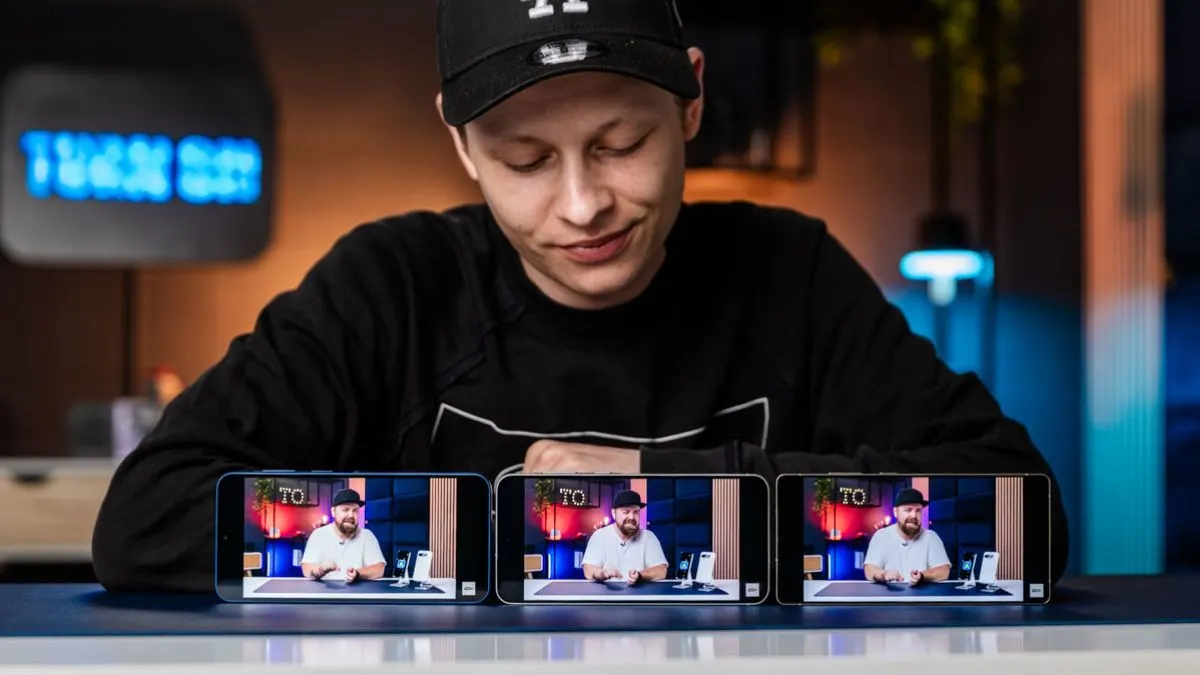 Alex vergleicht die Displays der Samsung-Handys Galaxy A17, Galaxy A56 und Galaxy S25 Ultra, während er ein TURN ON Video guckt.