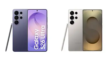 Ein Samsung Galaxy S26 Ultra in Violett und ein Galaxy S25 Ultra in Silber vor weißem Hintergrund.