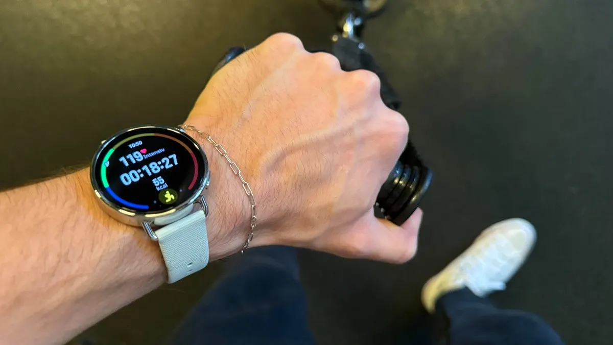 Niklas benutzt die Xiaomi Watch S4 für ein Work-out im Fitnessstudio.