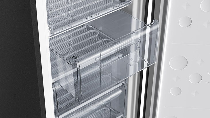 Ein Kühlschrank mit klaren, herausziehbaren Schubladen und Regalen, teilweise geöffnet, mit weißer Tür mit runden Einbuchtungen.