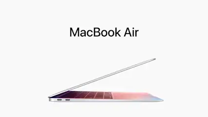 Ein MacBook Air steht seitlich auf einem weißen Hintergrund. Der Bildschirm ist leicht geöffnet und zeigt die Tastatur.
