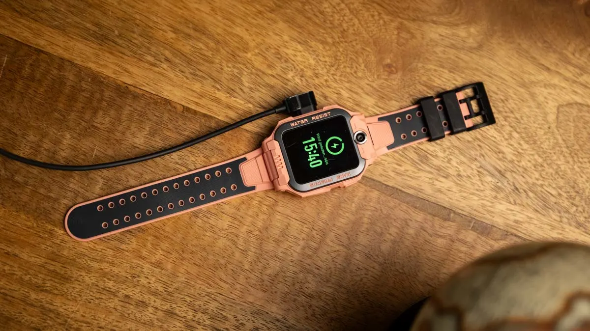 Die imoo Z7 wird über das proprietäre Ladekabel geladen.