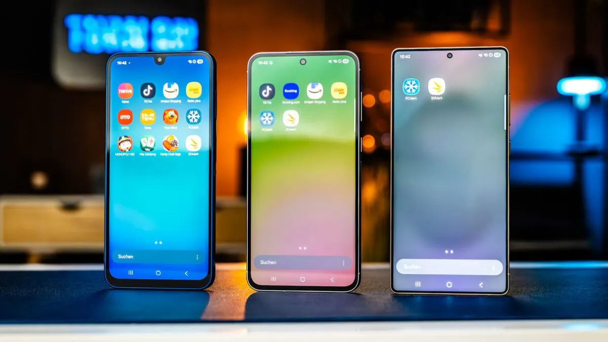 Zu sehen sind die drei App-Menüs der Samsung-Smartphones Galaxy A17, Galaxy A56 und Galaxy S25 Ultra. Das Flaggschiff hat am wenigsten Bloatware, darauf folgen das Mittelklasse-Gerät und dann das Einsteiger-Smartphone.