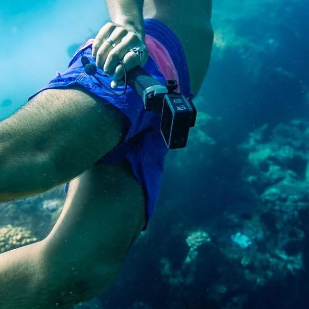 GOPRO HERO 12 Action Kamera beim Tauchen mit einem Mann