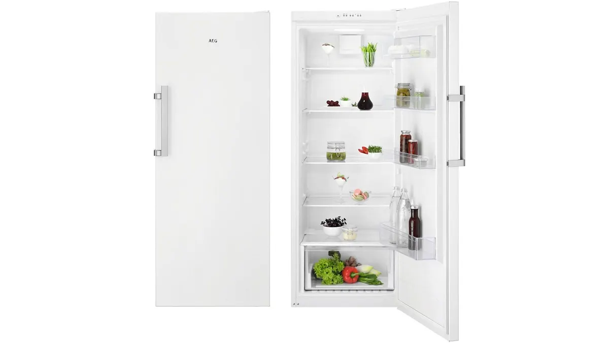 Der Kühlschrank AEG RKB 333 E2DW geschlossen und mit geöffneter Tür vor einem weißen Hintergrund.