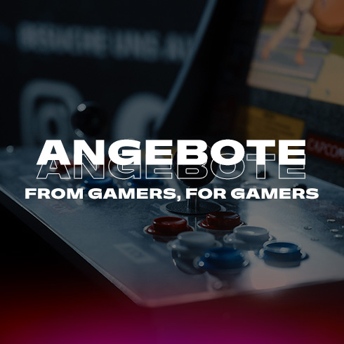 Hände tippen auf eine grüne Tastatur. Kabel, ein Gerät und Text „Angebote. Von Gamern, für Gamer“ sind auch sichtbar.