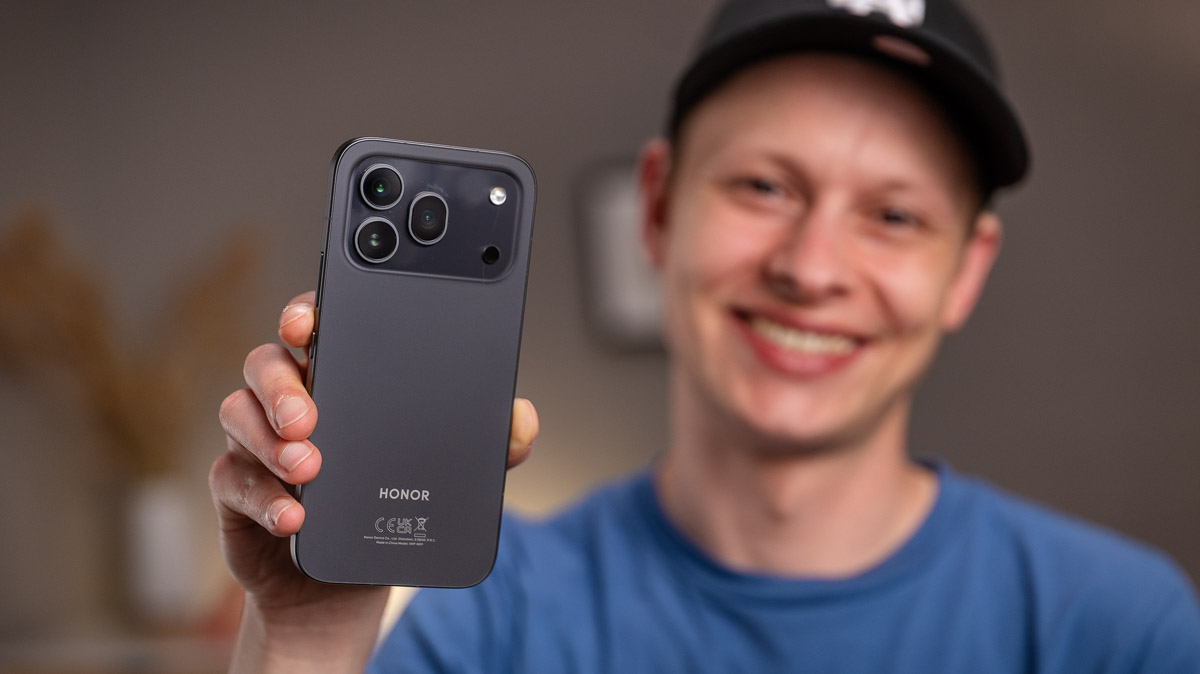 Alex hält das Smartphone Honor 600 Pro in die Kamera.