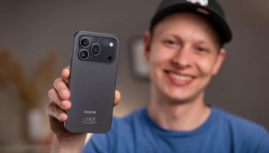 Alex hält das Smartphone Honor 600 Pro in die Kamera.