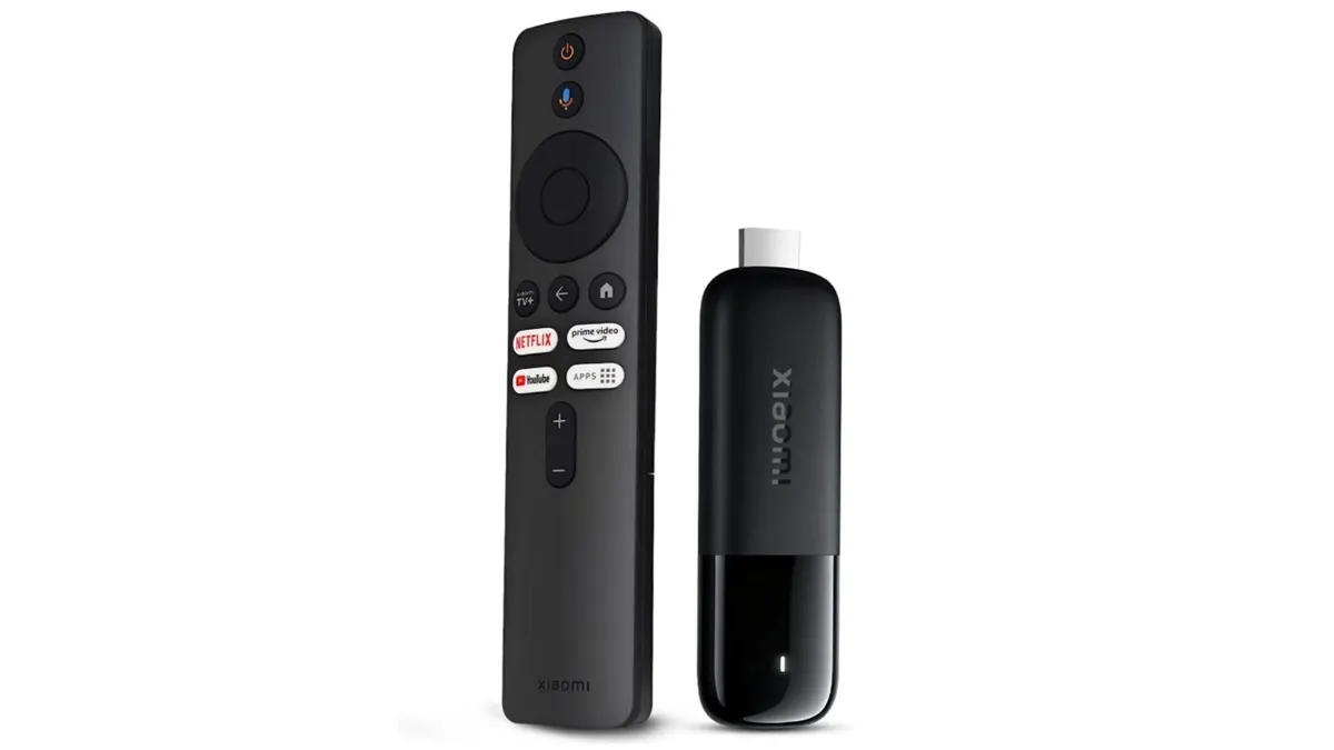 Der Xiaomi 4K TV Stick und die dazugehörige Fernbedienung.