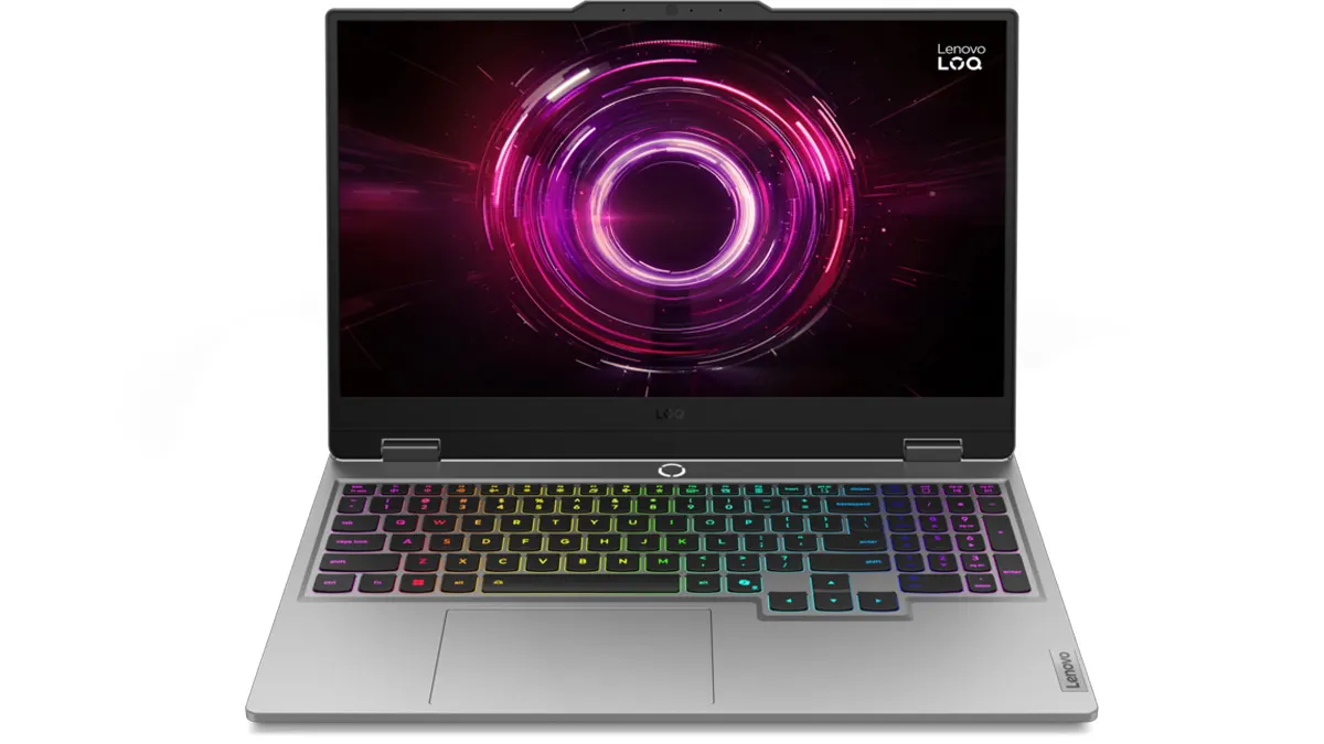 Der Laptop Lenovo LOQ 15AHP10 vor weißem Hintergrund.