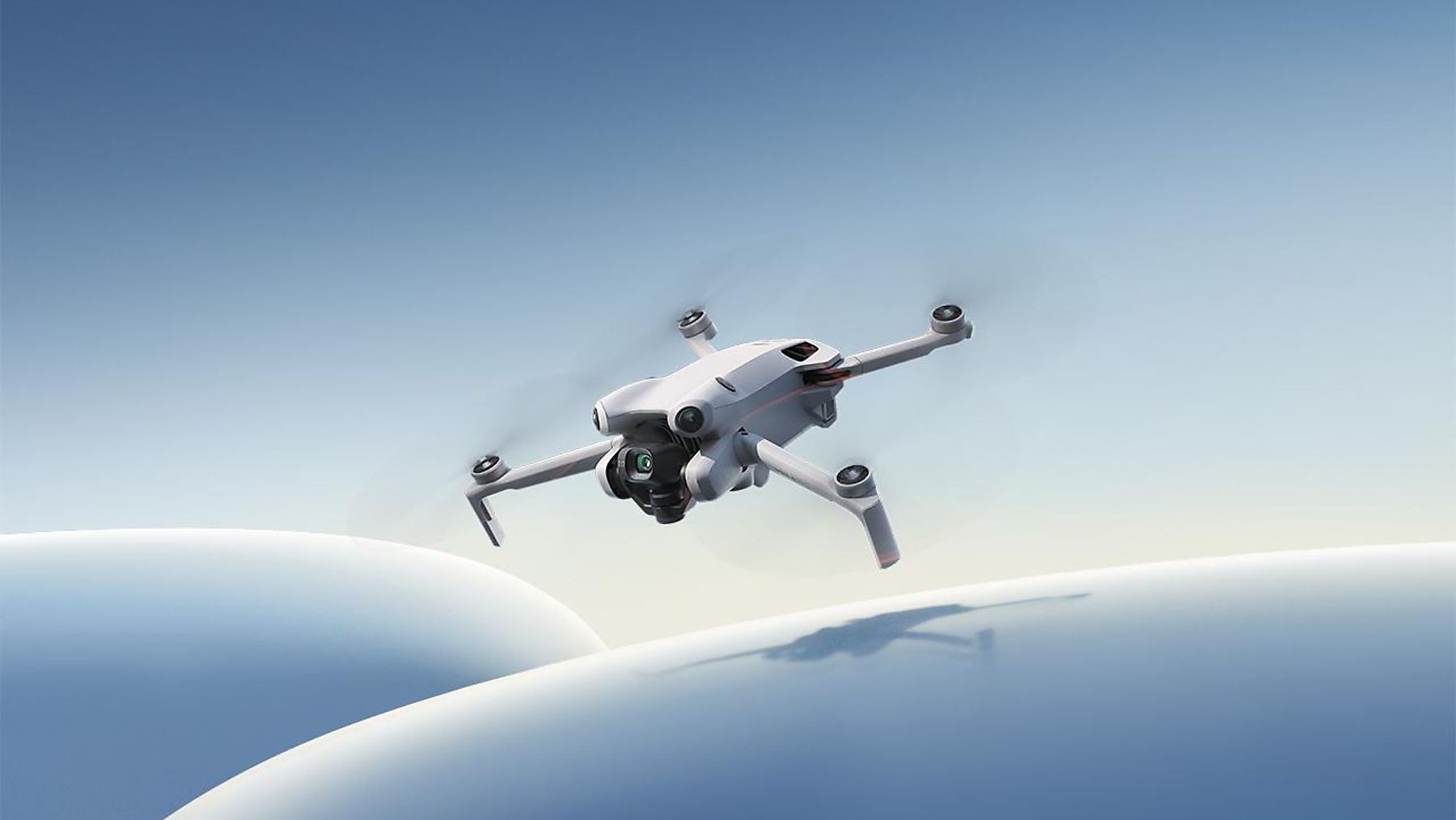 DJI Mini 4 Pro Fly More Combo Mini-Kameradrohne fliegt über den Wolken