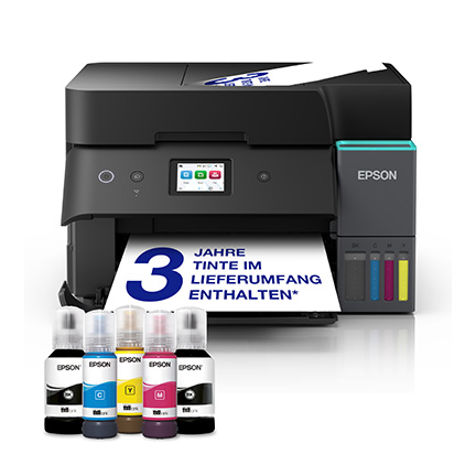 Schwarzer Epson-Tintentankdrucker mit Frontdisplay; ein Blatt mit der Aufschrift „3 Jahre Tinte im Lieferumfang enthalten“ ragt heraus, davor stehen vier Tintenflaschen.