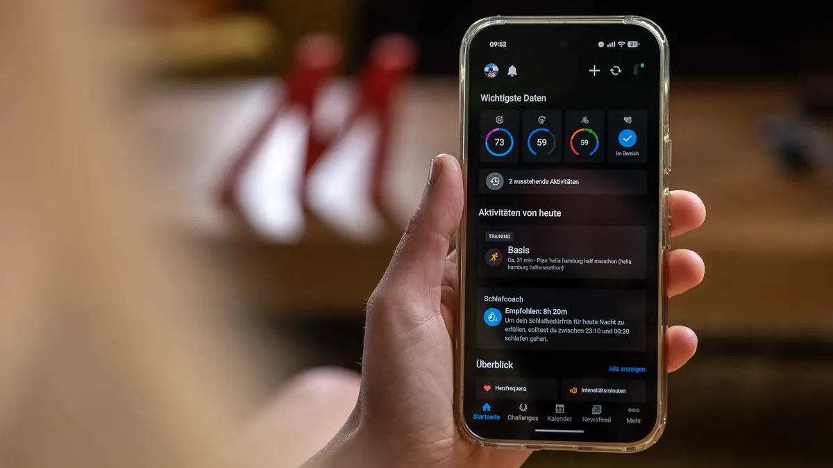 Franzis Hand hält ihr Smartphone, das die Startseite der Garmin-Connect-App zeigt.