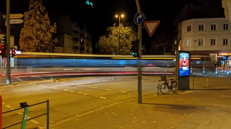 Langzeitaufnahme eines fahrenden Busses auf der Straße bei Nacht