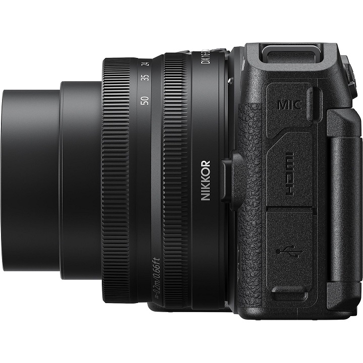Eine schwarze Nikon-Kamera mit einem NIKKOR-Objektiv ist im Profil zu sehen, wobei der Objektivfokusring sichtbar ist.