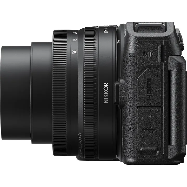NIKON Nikon Z30 Kit Systemkamera mit Objektiv 16-50 mm, 7,5 cm Display Touchscreen, WLAN Eine schwarze Nikon-Kamera mit einem NIKKOR-Objektiv ist im Profil zu sehen, wobei der Objektivfokusring sichtbar ist.