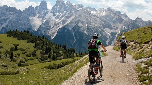 Zwei Menschen auf einer Fahrradtour in den Bergen