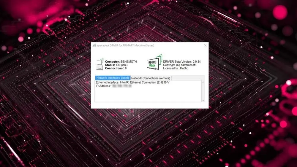 Ein Fenster mit Netzwerkinformationen liegt vor einem abstrakten, pinkfarbenen Hintergrund. Es zeigt Computerstatus, Ethernet-Schnittstelle und IP-Adresse.
