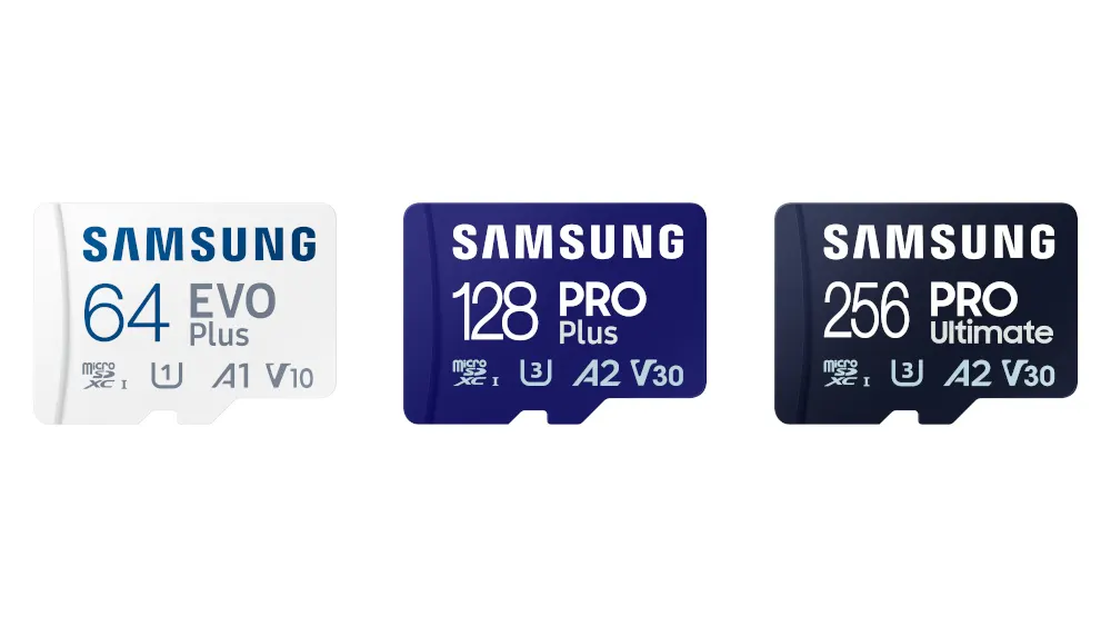 Drei Samsung MicroSD-Karten: 64 GB EVO Plus (weiß), 128 GB PRO Plus (blau) und 256 GB PRO Ultimate (dunkelblau).