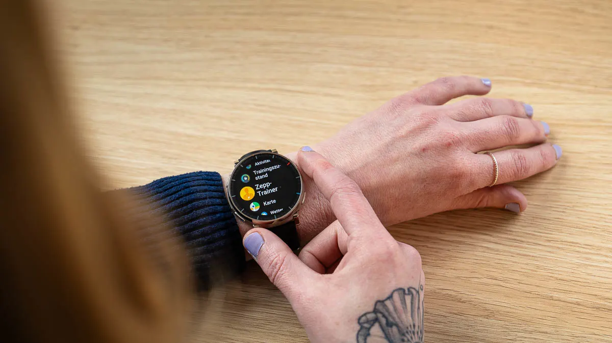 Franzi startet den Zepp-Trainer auf der Amazfit Active 3 Premium.