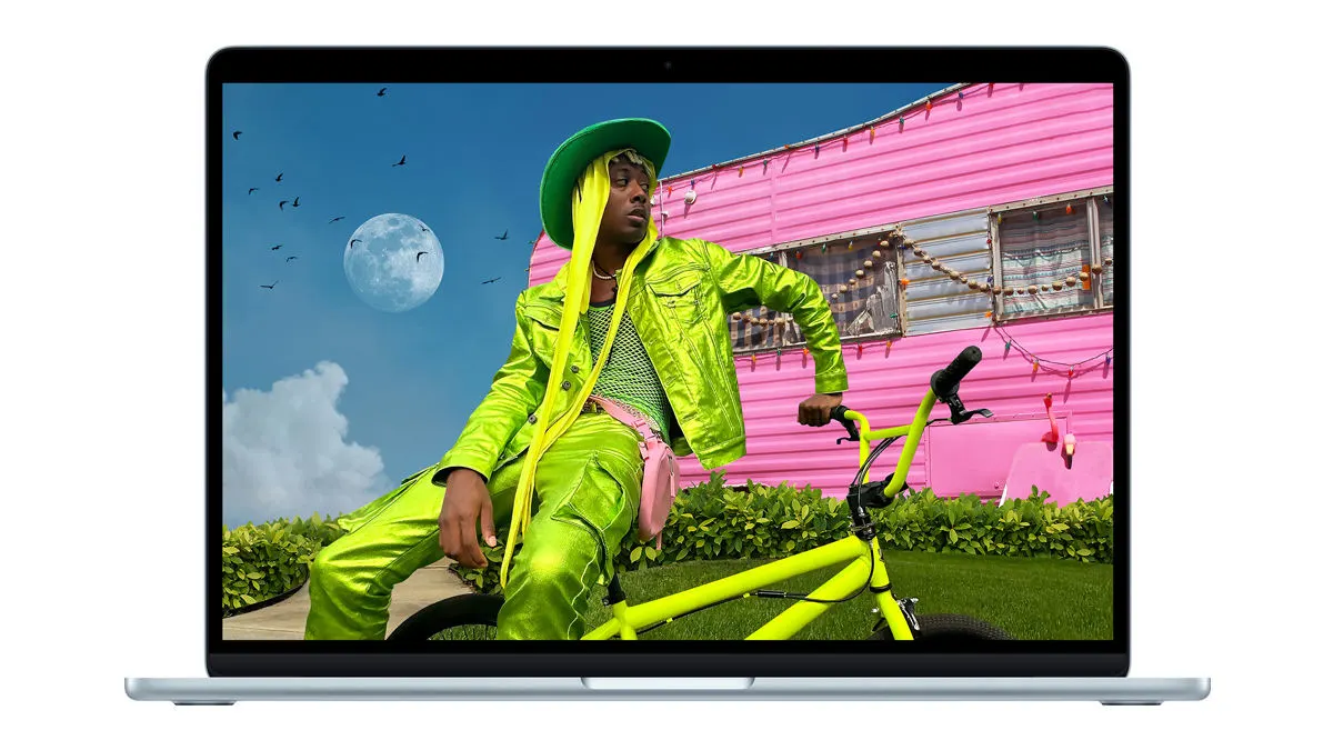 Das MacBook Air ist aufgeklappt, das Display zeigt ein farbenfrohes Foto.