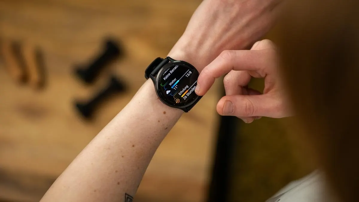 Franzi schaut sich Infos zum Wetter und der Erholungszeit auf der Garmin Venu 3 an.
