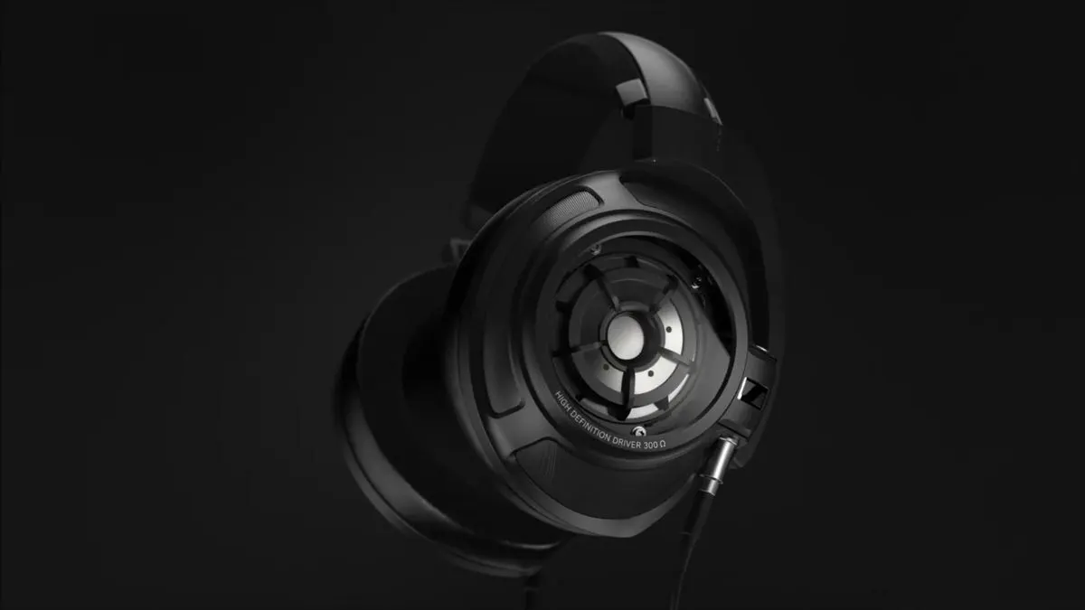 Der Kopfhörer Sennheiser HD 820 schwebt vor einem schwarzen Hintergrund.