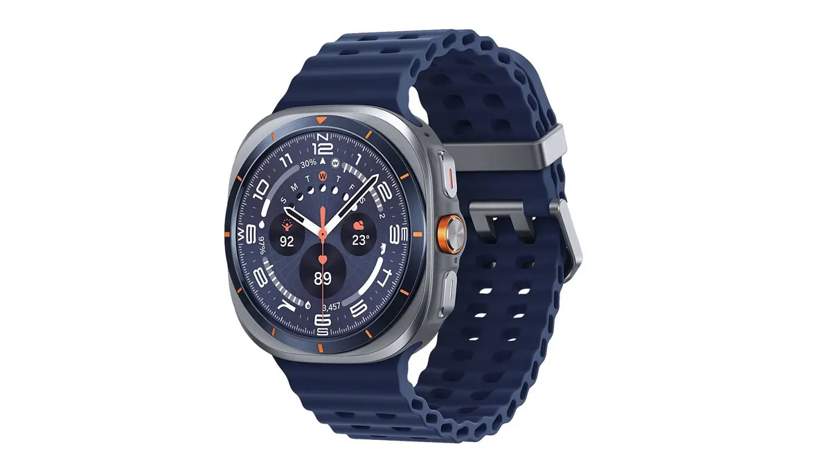 Die Galaxy Watch Ultra (2025) mit blauem Armband vor weißem Hintergrund