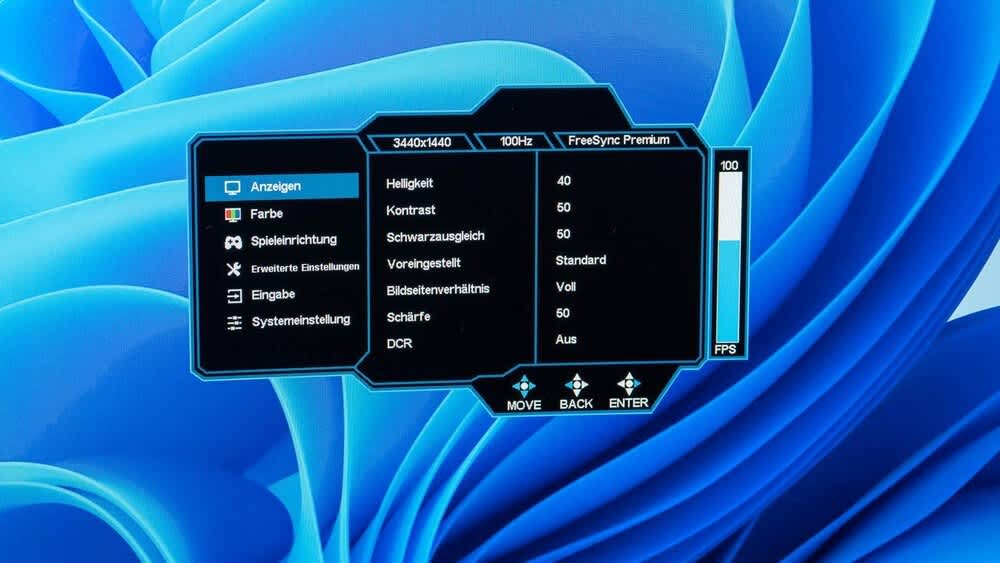 Ein Screenshot zeigt die Helligkeits-Einstellungen bei einem PEAQ-Monitor.