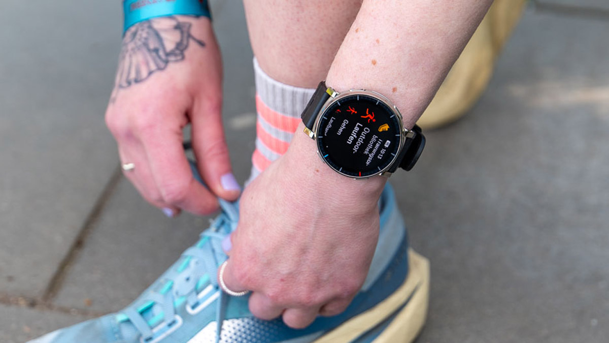 Franzi trägt die Amazfit Active 3 Premium und bindet sich die Laufschuhe zu.