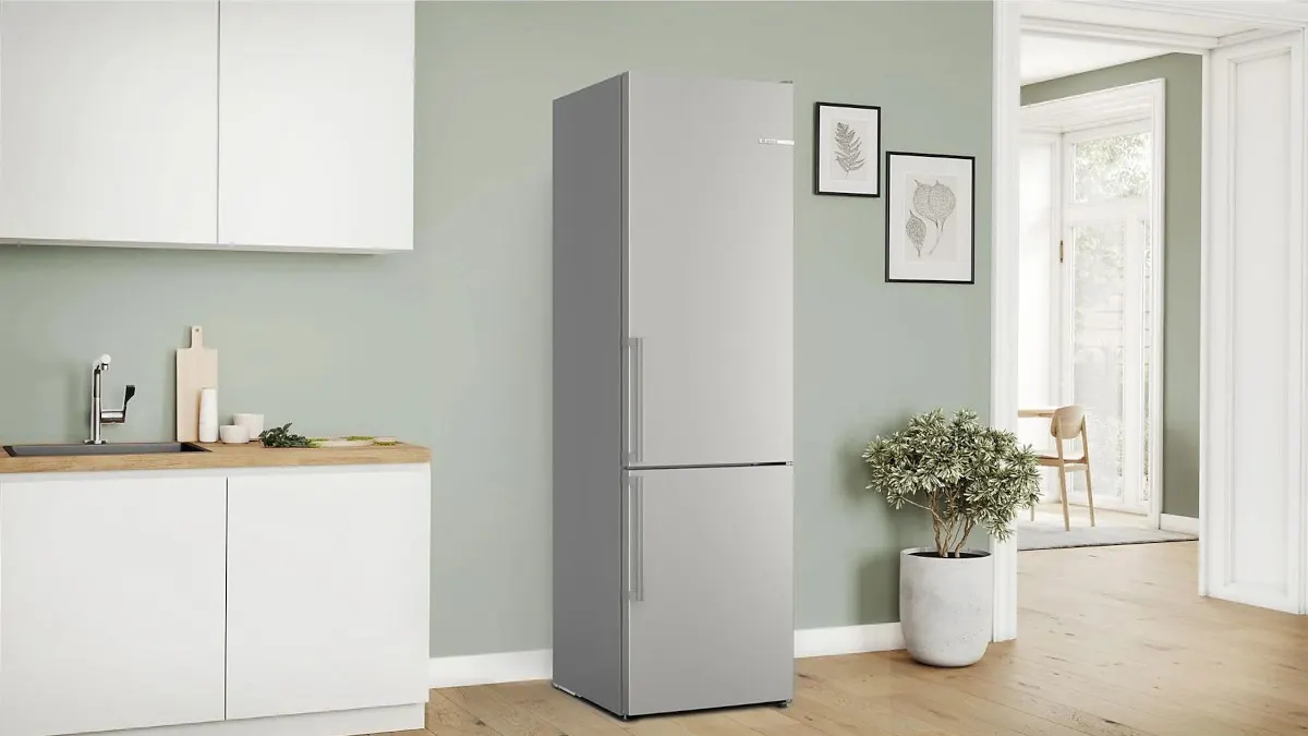 Die Kühl-Gefrierkombination Bosch KGN39AIAT Serie 6 steht in einer Küche.