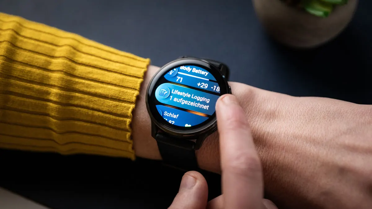 Franzi ruft das Lifestyle Logging auf der Garmin Venu 4 auf.