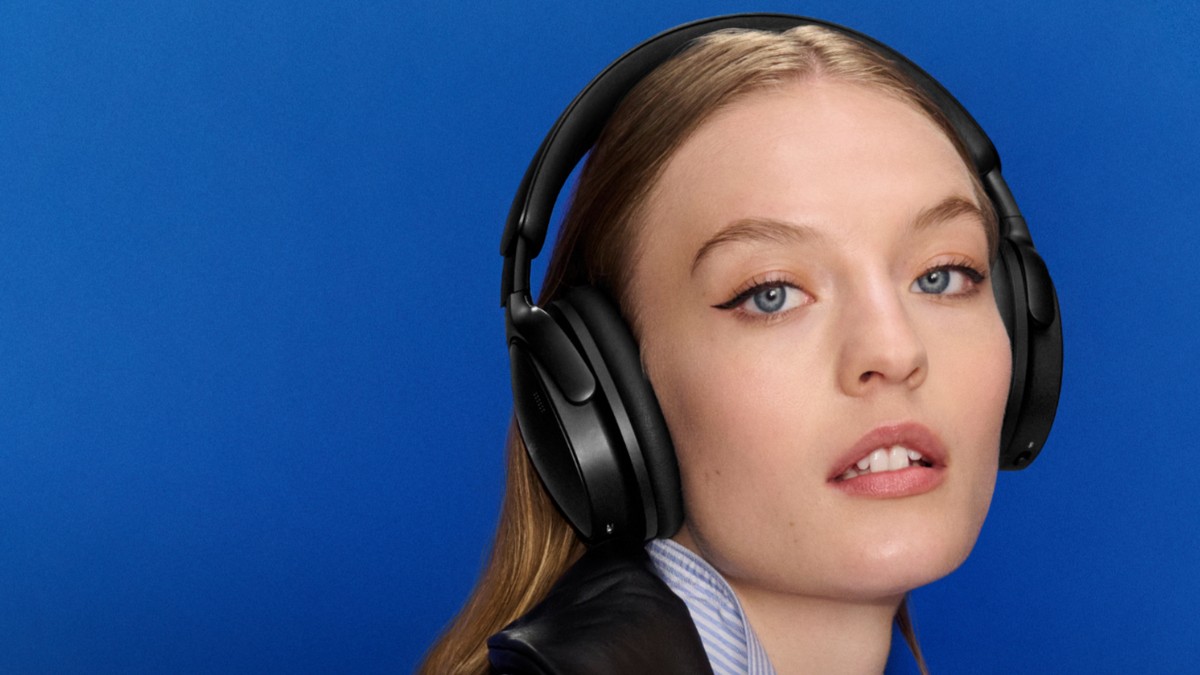 Eine Frau trägt den Bose QuietComfort Kopfhörer (2. Gen.).