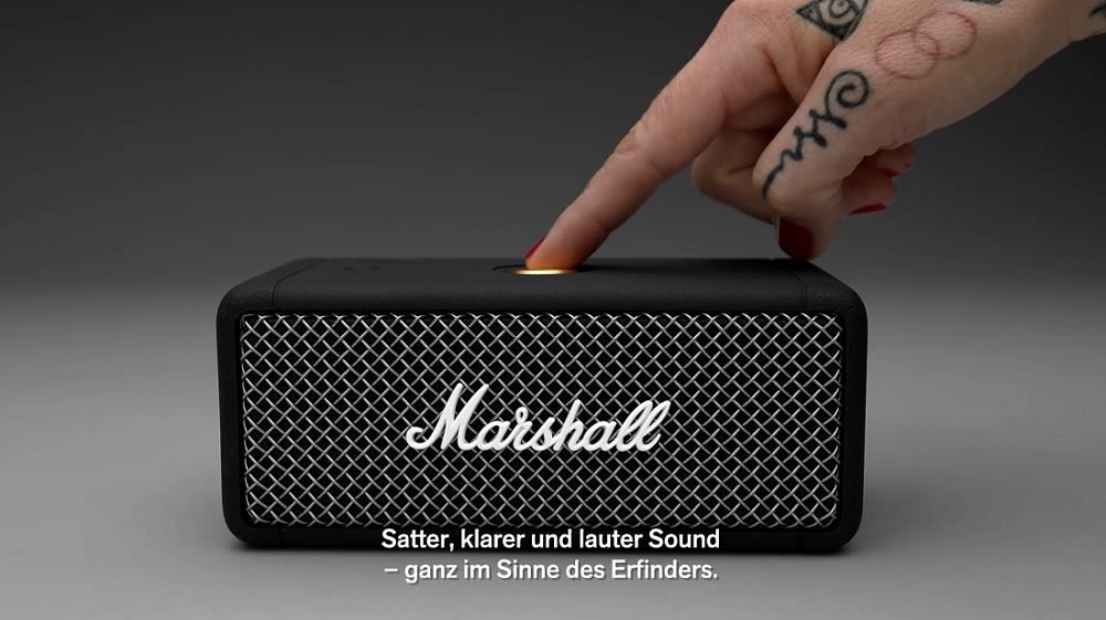 Multidirektionaler Bedienknopf wird am MARSHALL Emberton BT Bluetooth Lautsprecher, Schwarz, Wasserfest betaetigt